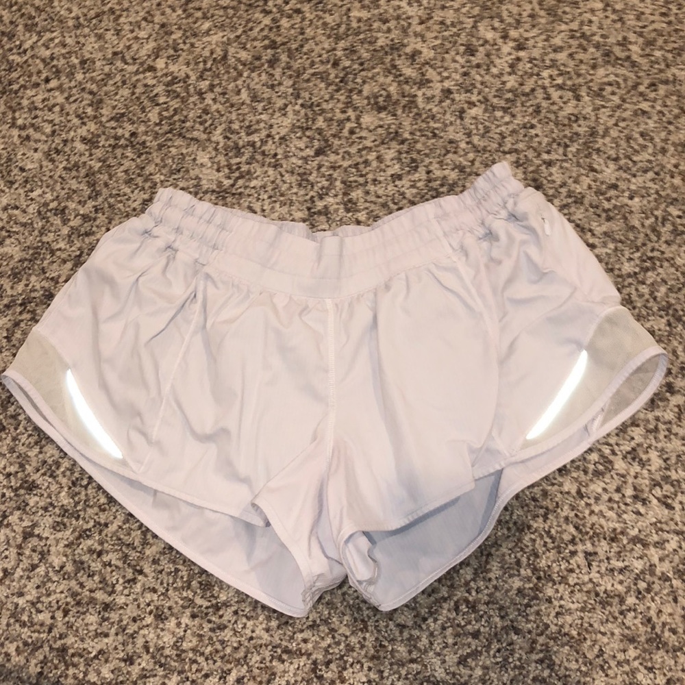 White lulu lemon hotty hot shorts 2.5”